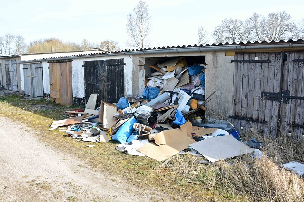 Müll in einer Garage