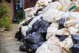 Müllansammlung vor dem Haus