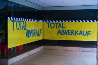 Schaufenster, Total Abverkauf, Symbolfoto für Insolvenz, Wirtschaftskrise, Billigpreise